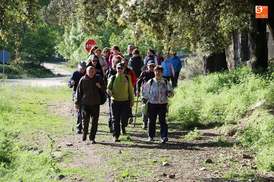Foto 6 - M&aacute;s de 150 caminantes recorren el entorno del Sangus&iacute;n