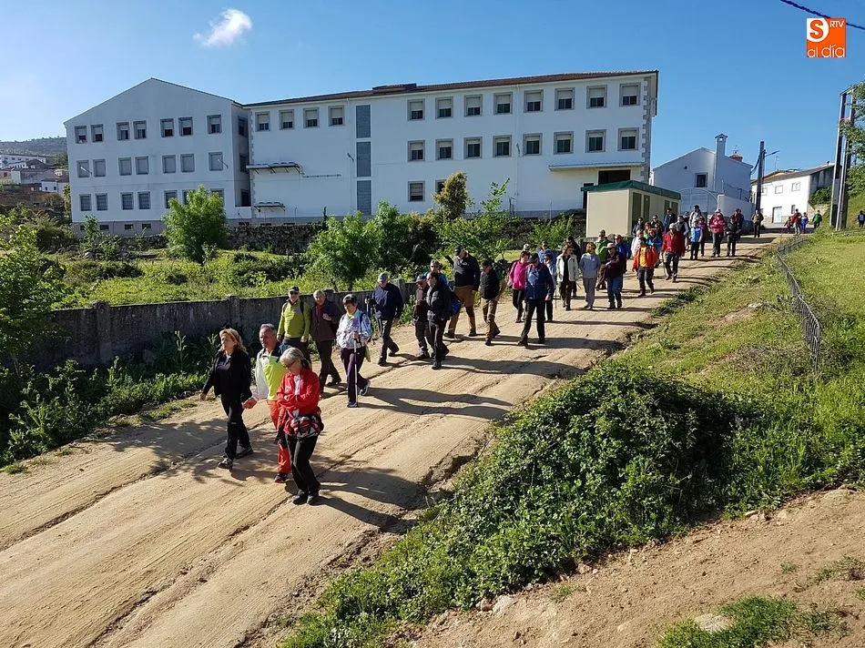 Foto 4 - M&aacute;s de 150 caminantes recorren el entorno del Sangus&iacute;n