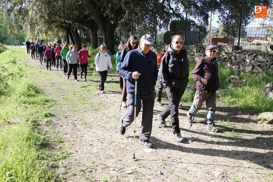 Foto 2 - M&aacute;s de 150 caminantes recorren el entorno del Sangus&iacute;n