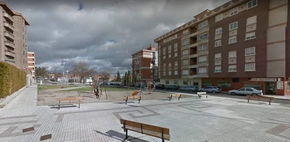 El Ayuntamiento mejorará la zona verde y de juegos de la calle Alicante, en el Rollo