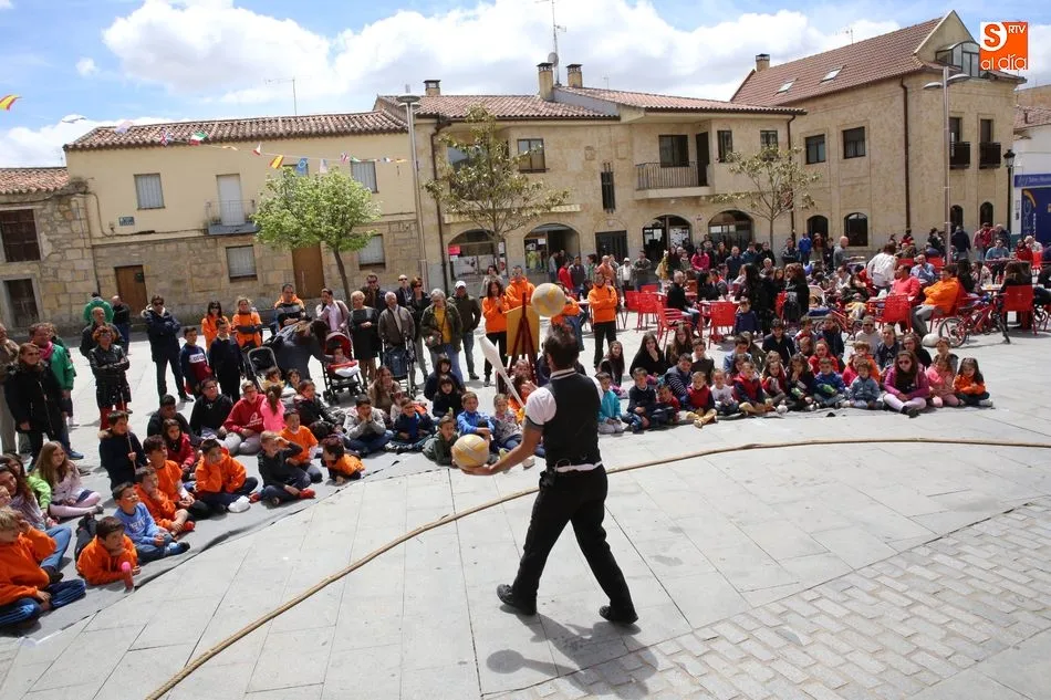 Teatro de calle en Villamayor para celebrar las fiestas patronales. Fotos: Alberto Martín
