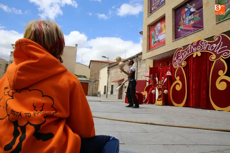 Foto 11 - Los vecinos de Villamayor disfrutan del teatro de calle con Freak Show Circo