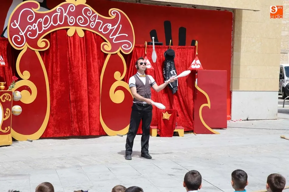 Foto 10 - Los vecinos de Villamayor disfrutan del teatro de calle con Freak Show Circo