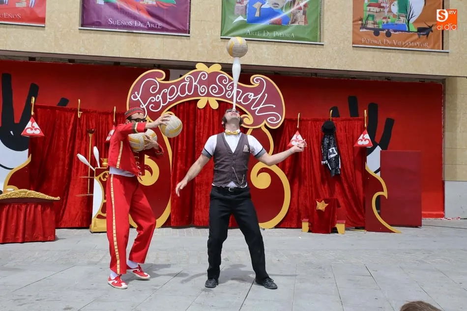 Foto 9 - Los vecinos de Villamayor disfrutan del teatro de calle con Freak Show Circo