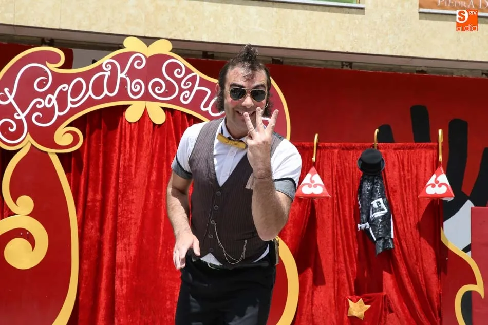 Foto 8 - Los vecinos de Villamayor disfrutan del teatro de calle con Freak Show Circo