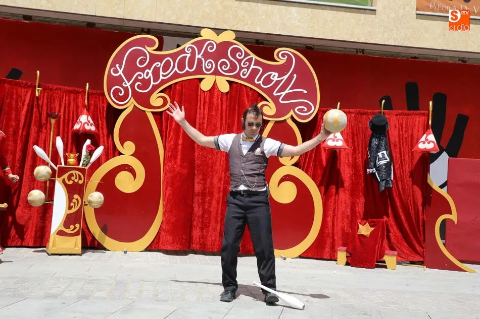 Foto 7 - Los vecinos de Villamayor disfrutan del teatro de calle con Freak Show Circo