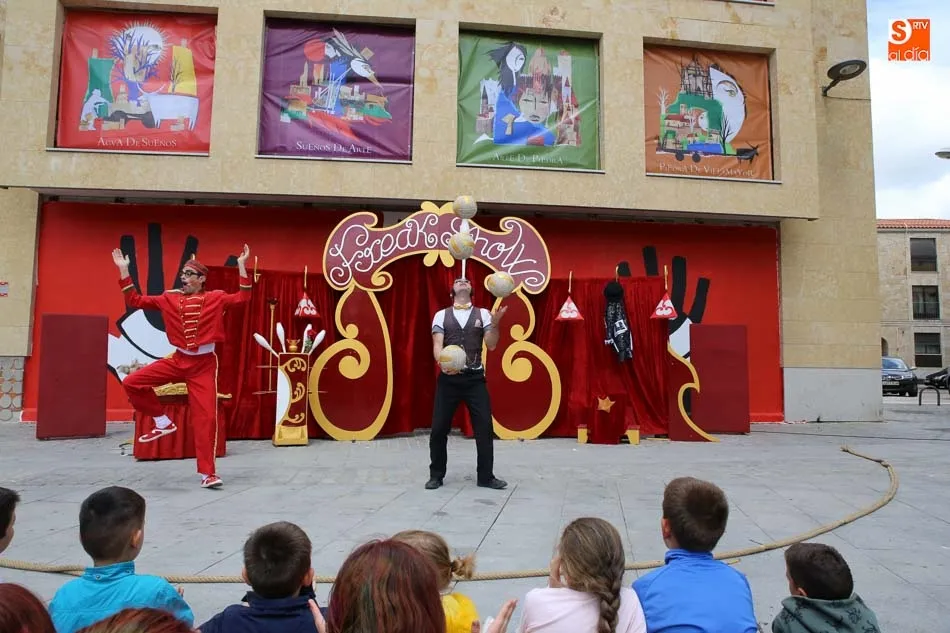 Foto 6 - Los vecinos de Villamayor disfrutan del teatro de calle con Freak Show Circo