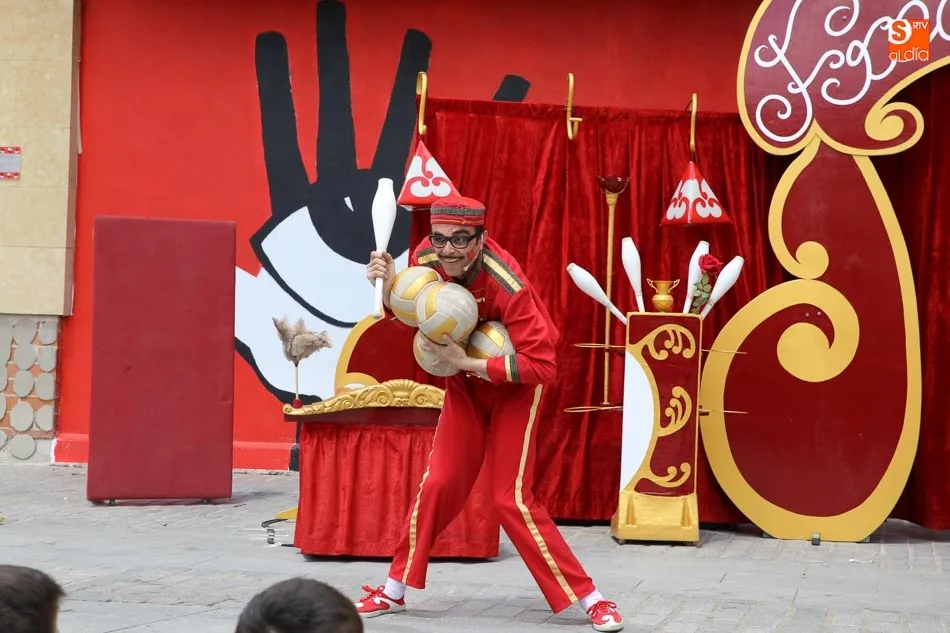 Foto 5 - Los vecinos de Villamayor disfrutan del teatro de calle con Freak Show Circo