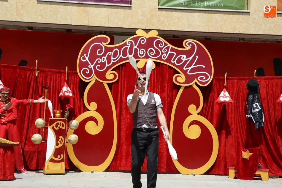 Foto 4 - Los vecinos de Villamayor disfrutan del teatro de calle con Freak Show Circo