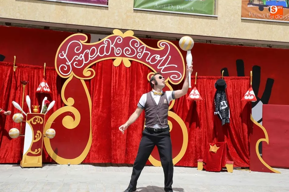 Foto 3 - Los vecinos de Villamayor disfrutan del teatro de calle con Freak Show Circo
