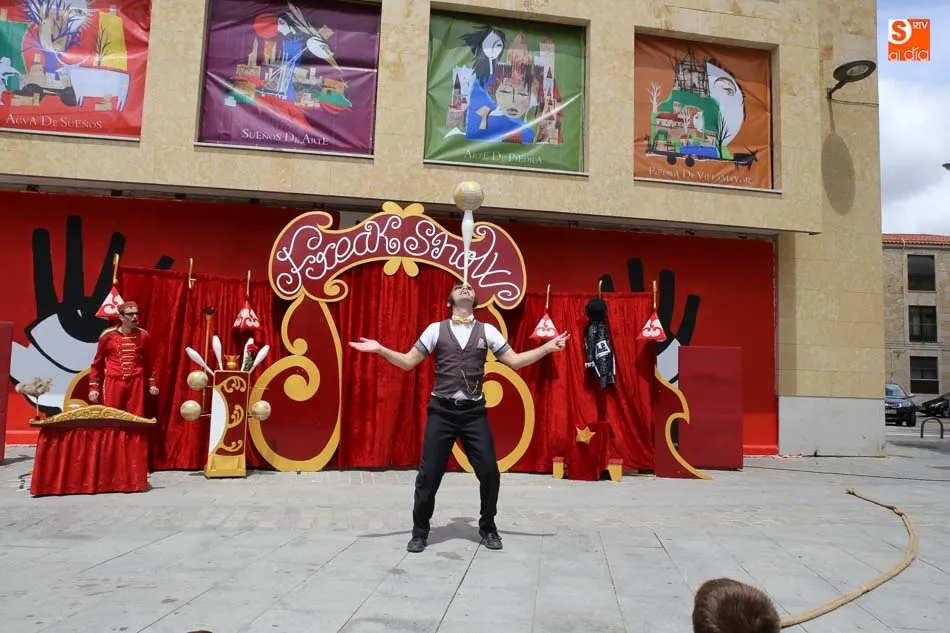 Foto 2 - Los vecinos de Villamayor disfrutan del teatro de calle con Freak Show Circo