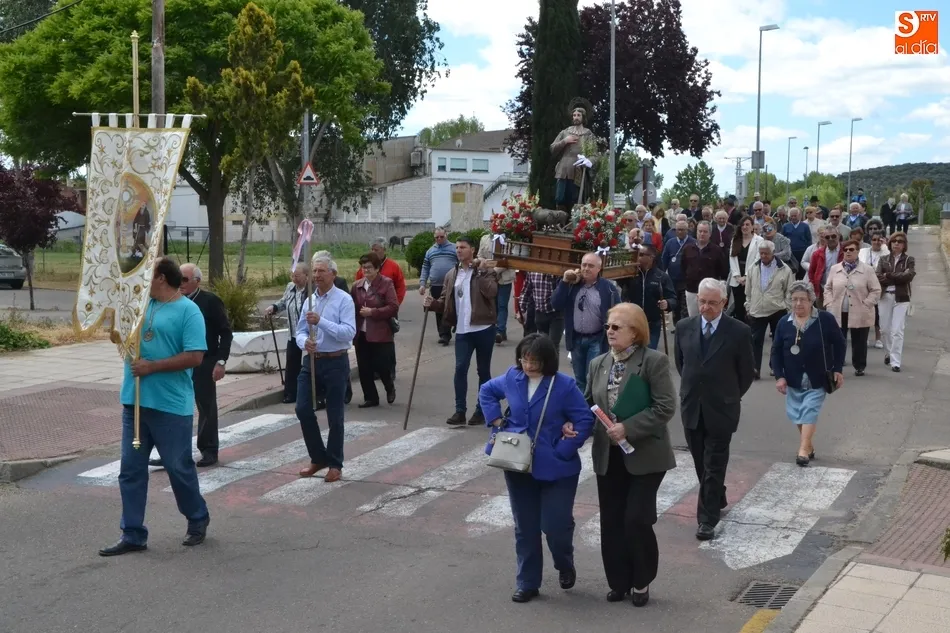 San Isidro procesiona a toda velocidad por el barrio de El Puente  