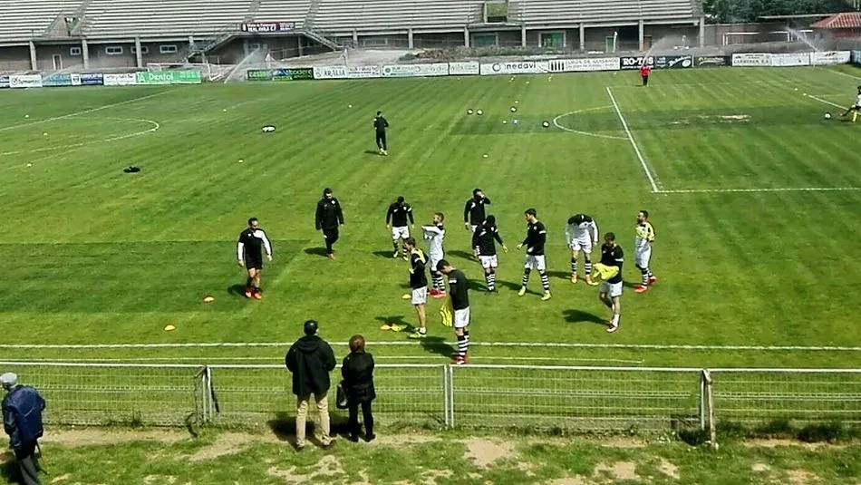 La plantilla ya se está ejercitando sobre el césped del Adolfo Suárez.