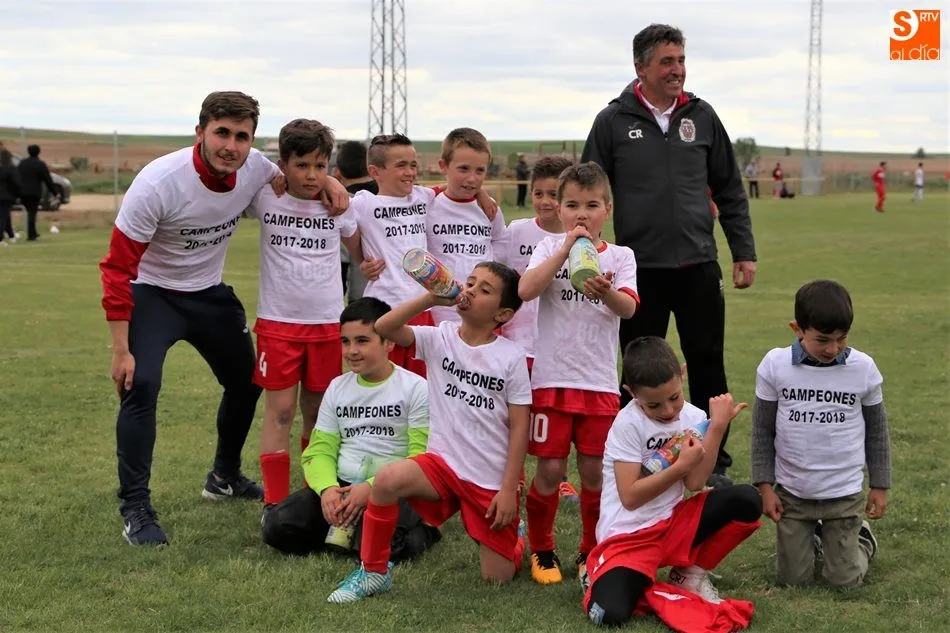 Los prebenjamines y sus entrenadores durante la celebración