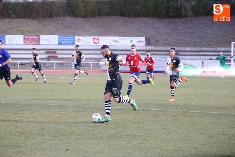 Momento del partido en Las Pistas entre Unionistas y el Real Ávila / (2017)