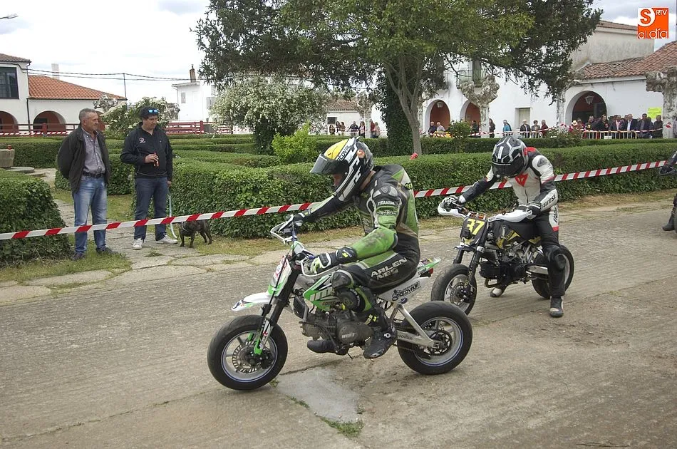 Las pit bike motard recorriendo las calles de Águeda | Fotos Adrián Martín