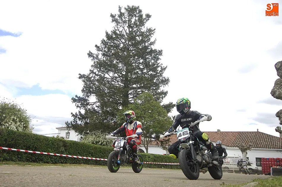 Foto 10 - &Aacute;gueda combina la tradici&oacute;n de la bendici&oacute;n de campos con el olor a gasolina de las pit bike...