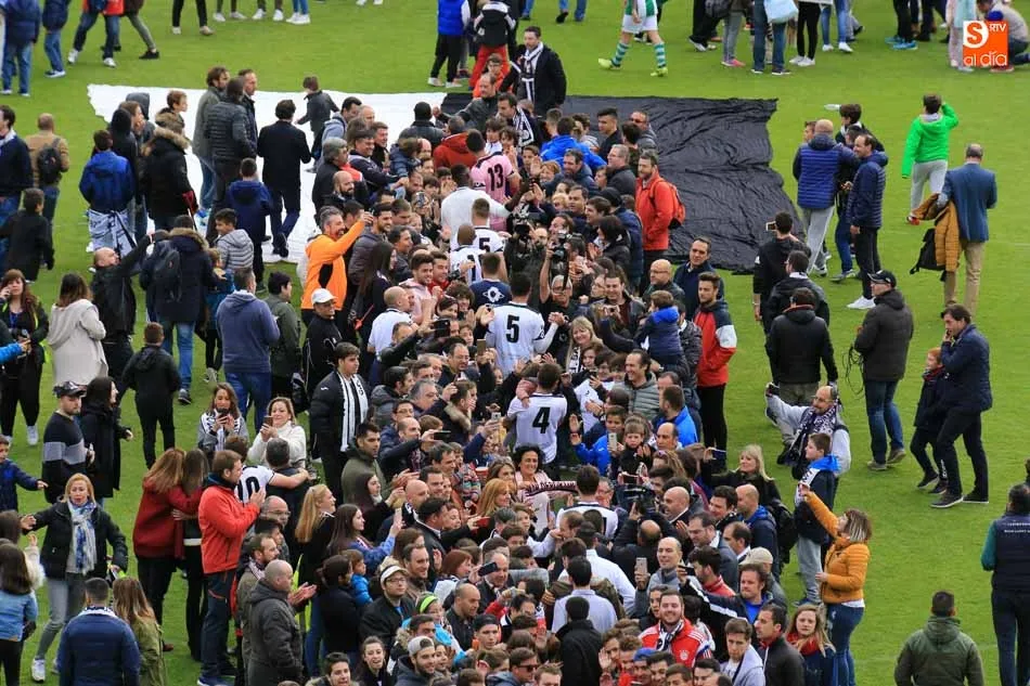 Foto 11 - El CF Salmantino UDS jugar&aacute; la fase de ascenso tras aprovechar el tropiezo del Tordesillas  