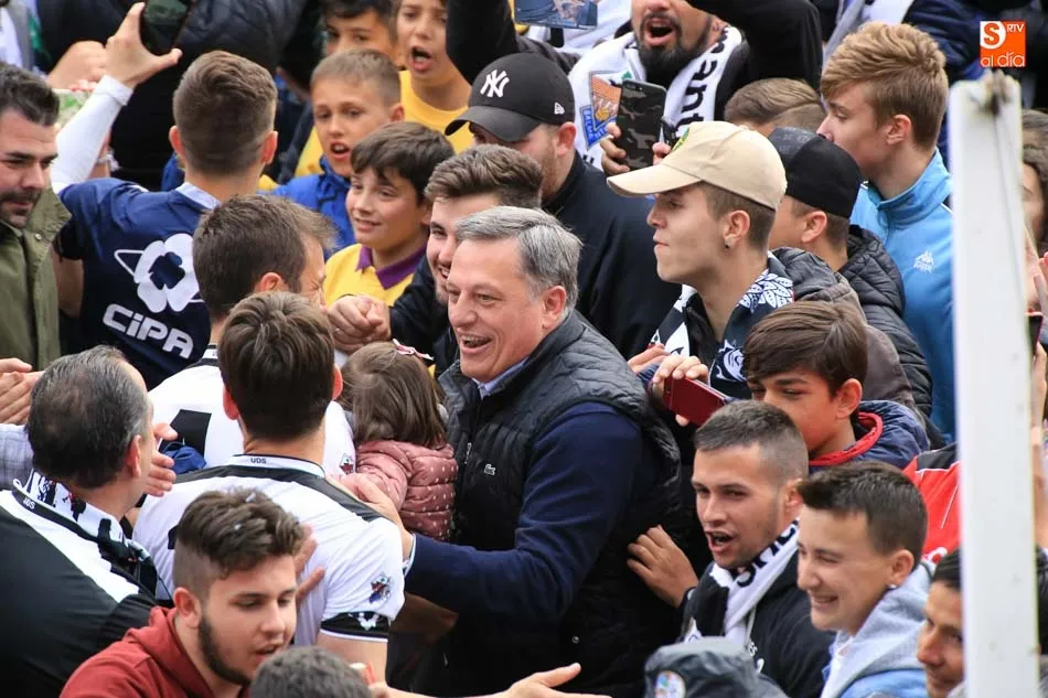 Foto 9 - El CF Salmantino UDS jugar&aacute; la fase de ascenso tras aprovechar el tropiezo del Tordesillas  