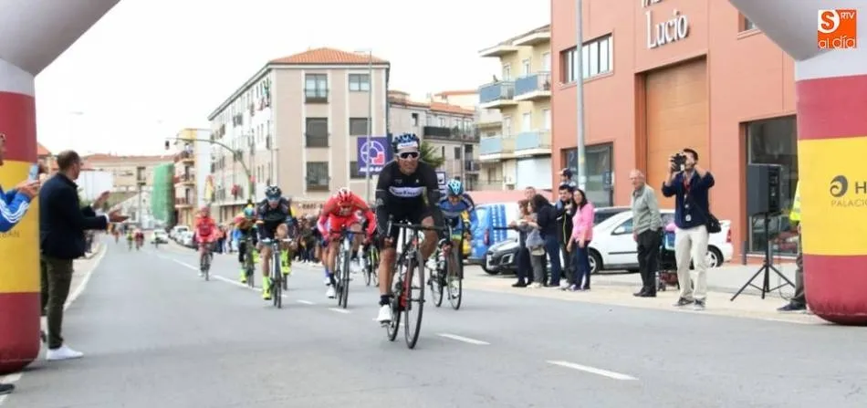 Imagen del sprint en las calles de Alba | Fotos Roberto Jiménez