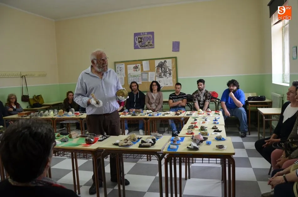 Foto 11 - Jes&uacute;s Arana ofrece en el EPA una clase magistral con una muestra de m&aacute;s 500 minerales  