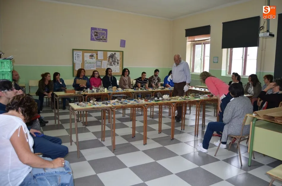 Foto 10 - Jes&uacute;s Arana ofrece en el EPA una clase magistral con una muestra de m&aacute;s 500 minerales  