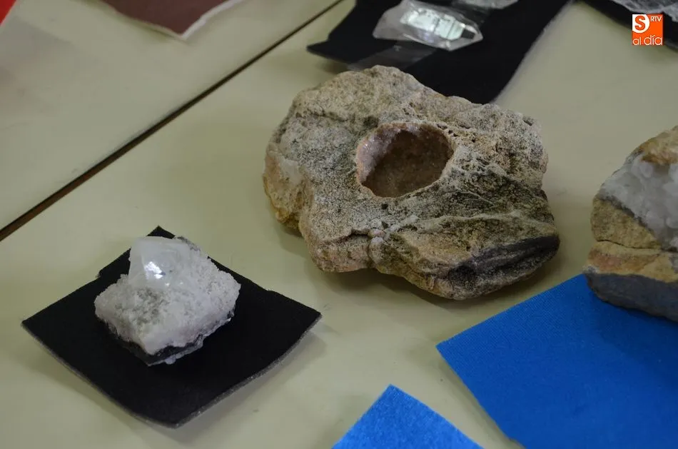 Foto 8 - Jes&uacute;s Arana ofrece en el EPA una clase magistral con una muestra de m&aacute;s 500 minerales  