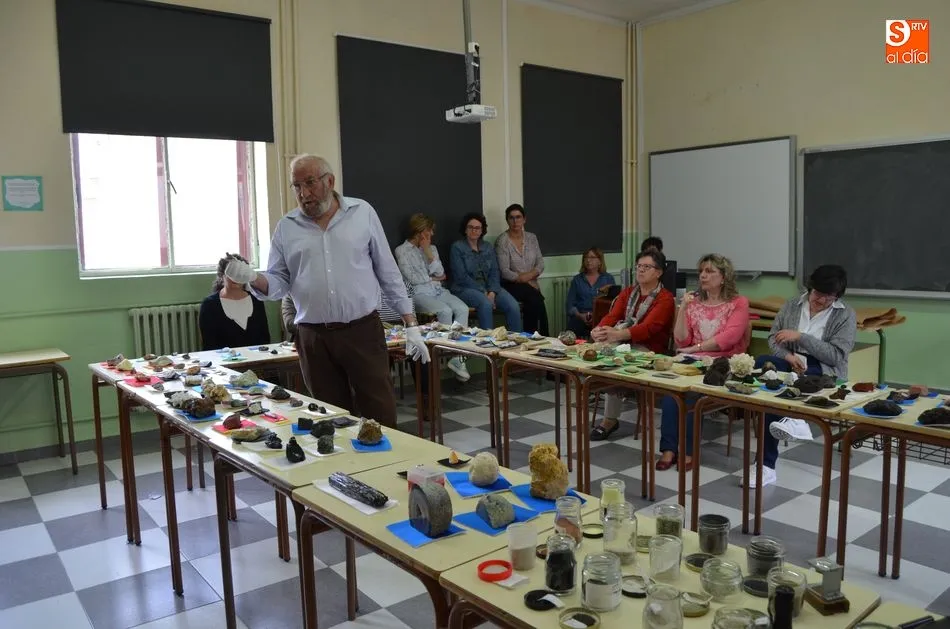 Foto 6 - Jes&uacute;s Arana ofrece en el EPA una clase magistral con una muestra de m&aacute;s 500 minerales  
