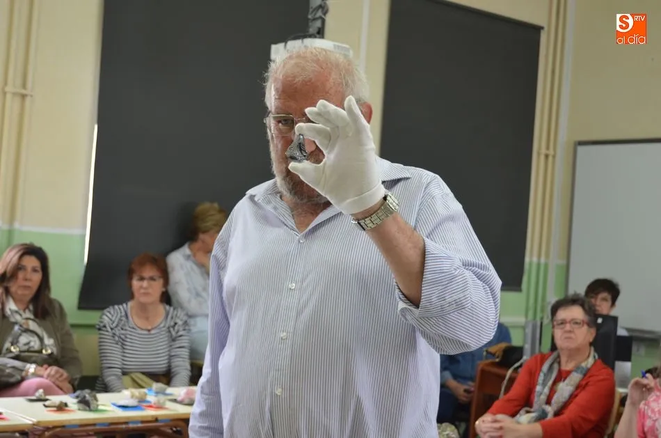 Foto 5 - Jes&uacute;s Arana ofrece en el EPA una clase magistral con una muestra de m&aacute;s 500 minerales  