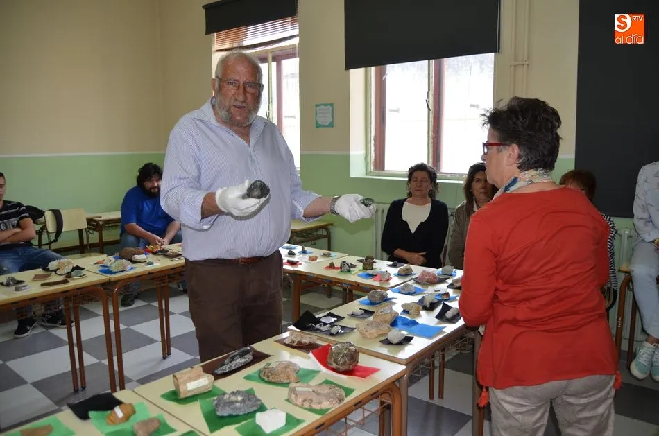 Foto 9 - Jes&uacute;s Arana ofrece en el EPA una clase magistral con una muestra de m&aacute;s 500 minerales  