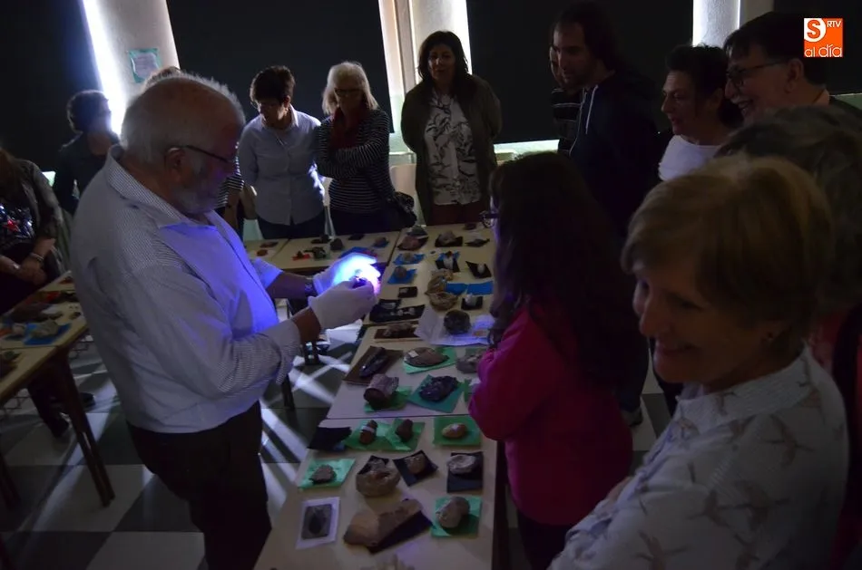 Foto 7 - Jes&uacute;s Arana ofrece en el EPA una clase magistral con una muestra de m&aacute;s 500 minerales  