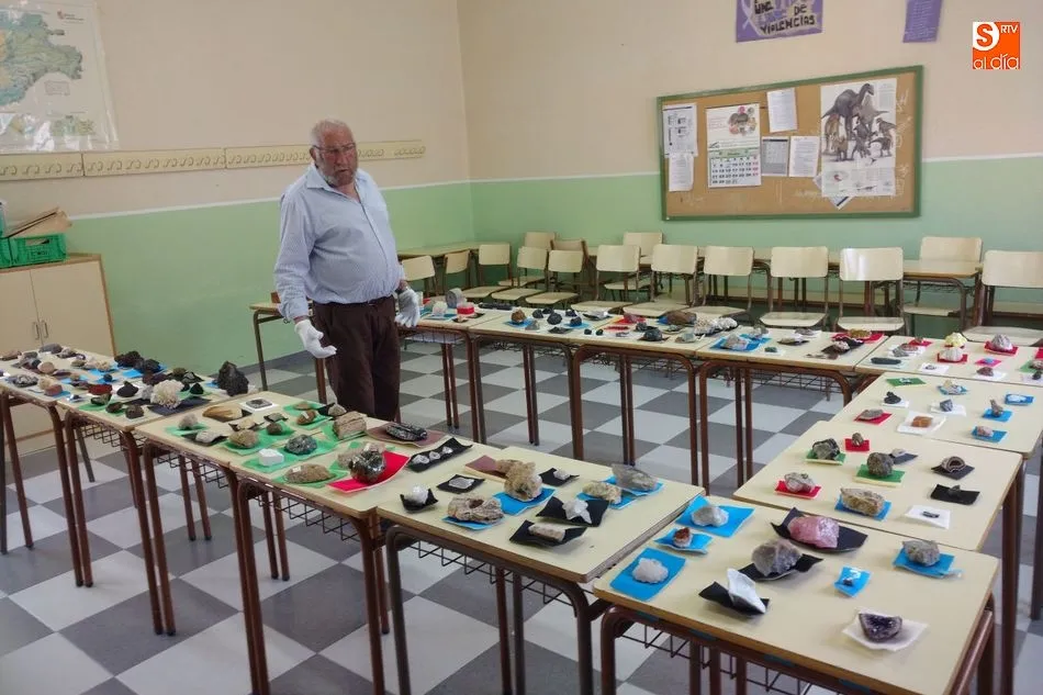 Foto 2 - Jes&uacute;s Arana ofrece en el EPA una clase magistral con una muestra de m&aacute;s 500 minerales  