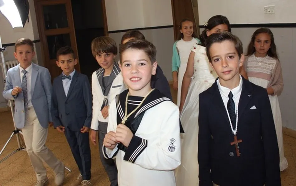 Algunos de los alumnos del colegio Maristas celebrando su primera comunión