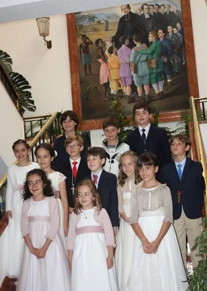 Foto 6 - Alrededor de 70 alumnos reciben su primera comuni&oacute;n en el colegio Maristas  