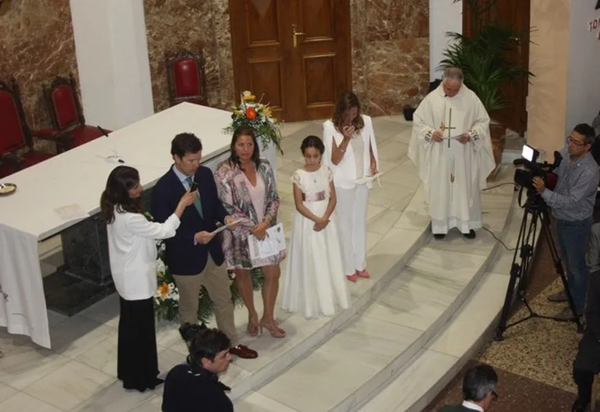 Foto 5 - Alrededor de 70 alumnos reciben su primera comuni&oacute;n en el colegio Maristas  