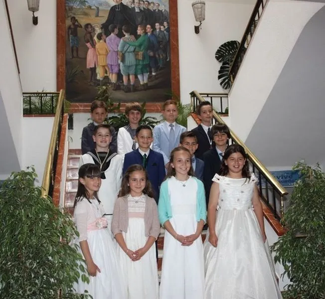 Foto 3 - Alrededor de 70 alumnos reciben su primera comuni&oacute;n en el colegio Maristas  