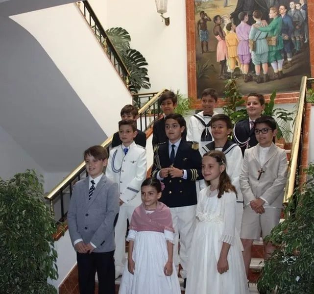 Foto 2 - Alrededor de 70 alumnos reciben su primera comuni&oacute;n en el colegio Maristas  