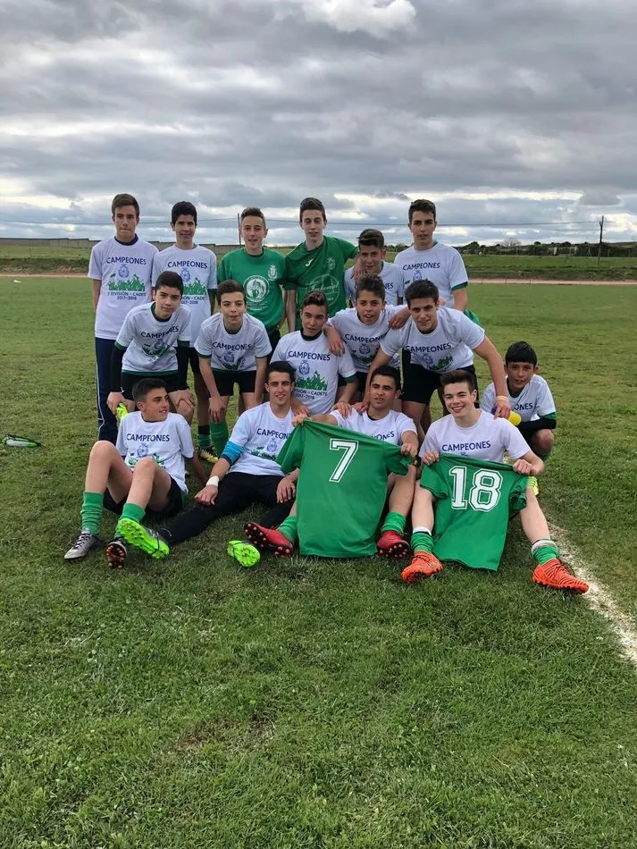 Foto 2 - El CDF Vitigudino, campe&oacute;n de liga y ascenso a 2&ordf; divisi&oacute;n  