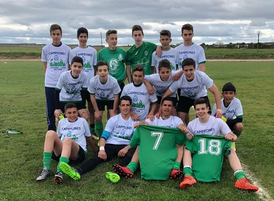 Foto 3 - El CDF Vitigudino, campe&oacute;n de liga y ascenso a 2&ordf; divisi&oacute;n  
