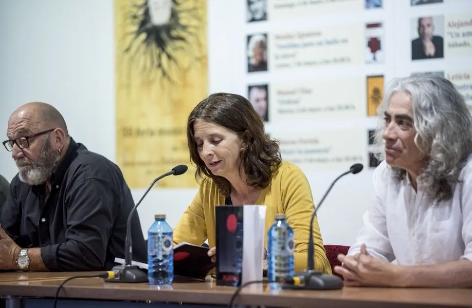 Foto 10 - Josetxu Mor&aacute;n recrea la tragedia de los refugiados que llegan a una Europa erizada de fronteras y...