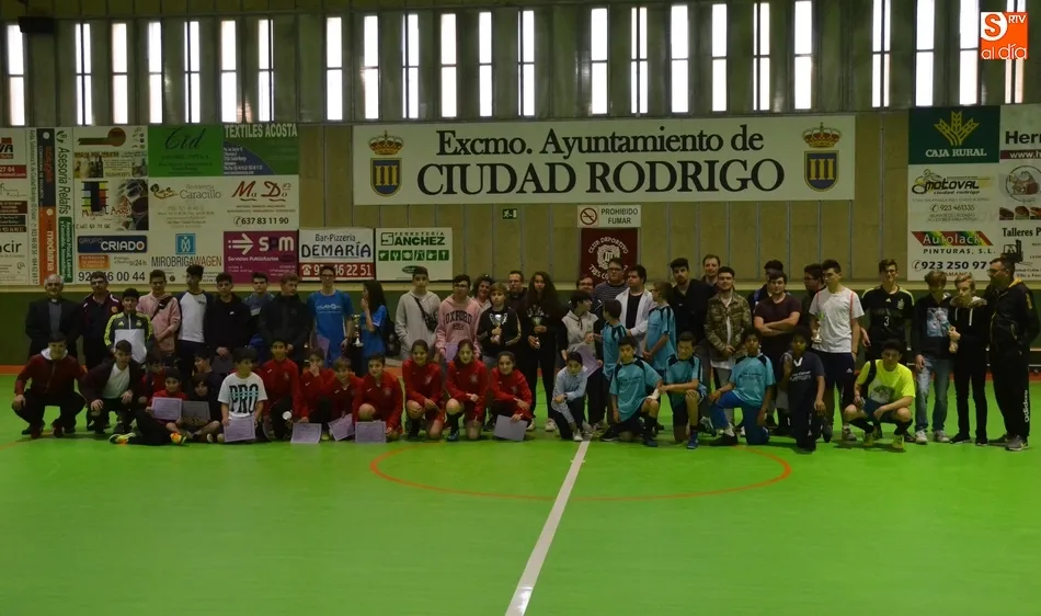Foto 3 - Seven Pandang y Viejas Glorias triunfan en el XI Trofeo San Cayetano  