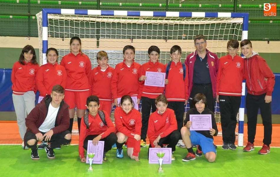 Foto 2 - Seven Pandang y Viejas Glorias triunfan en el XI Trofeo San Cayetano  