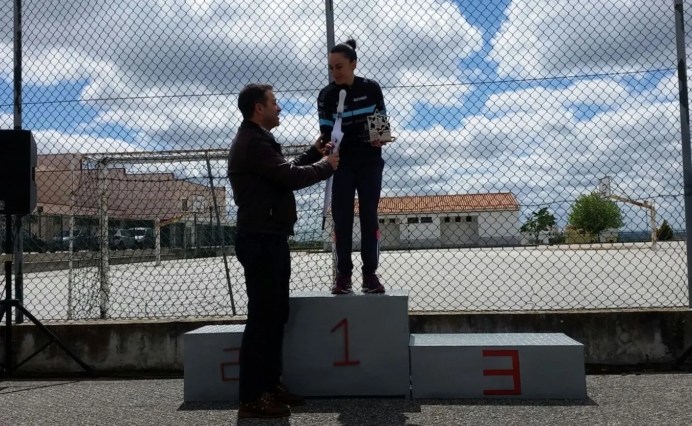 Foto 2 - Ainhoa S&aacute;nchez se adjudica la modalidad Marat&oacute;n de la BTT de Almeida  