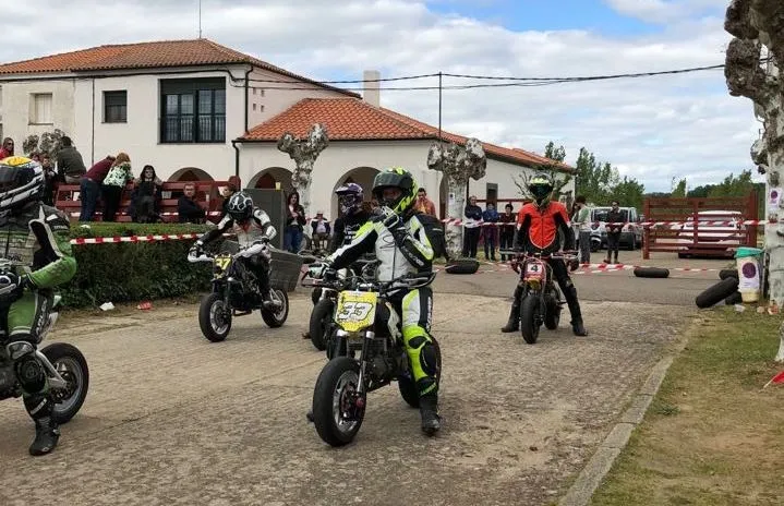 Foto 8 - &Aacute;gueda combina la tradici&oacute;n de la bendici&oacute;n de campos con el olor a gasolina de las pit bike...