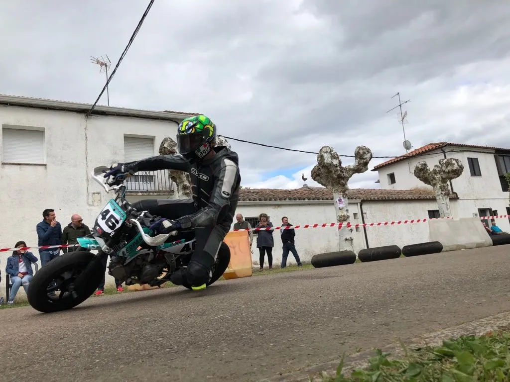 Foto 6 - &Aacute;gueda combina la tradici&oacute;n de la bendici&oacute;n de campos con el olor a gasolina de las pit bike...