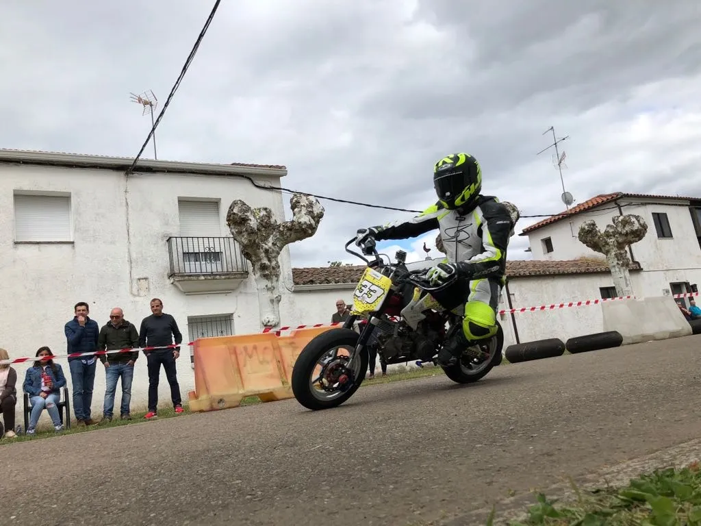 Foto 5 - &Aacute;gueda combina la tradici&oacute;n de la bendici&oacute;n de campos con el olor a gasolina de las pit bike...