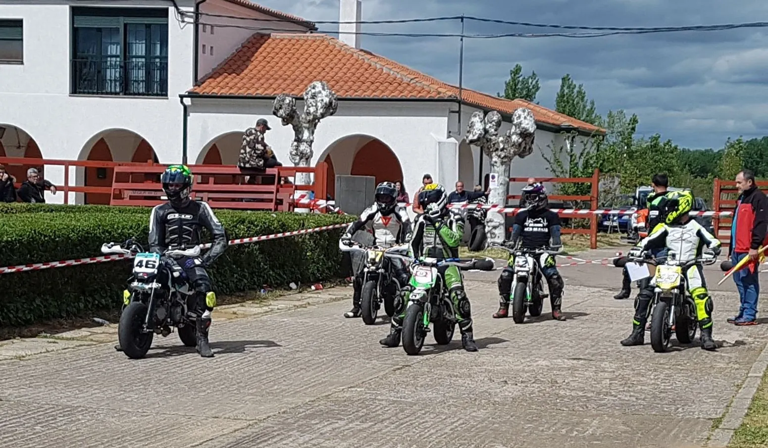 Foto 9 - &Aacute;gueda combina la tradici&oacute;n de la bendici&oacute;n de campos con el olor a gasolina de las pit bike...