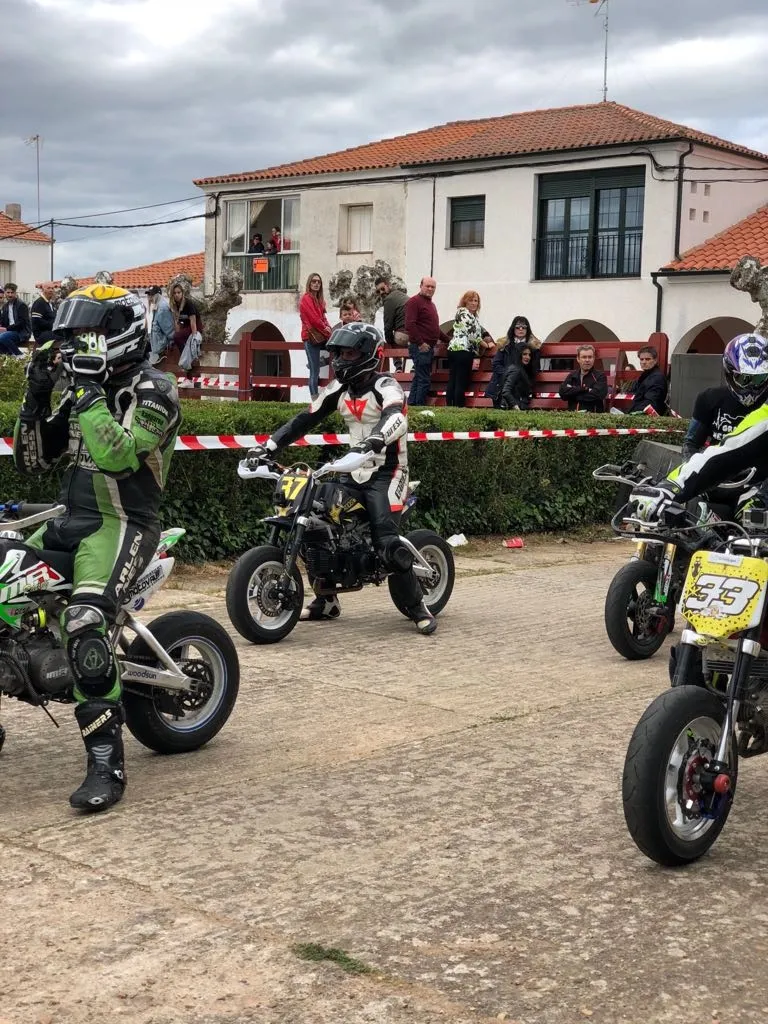 Foto 7 - &Aacute;gueda combina la tradici&oacute;n de la bendici&oacute;n de campos con el olor a gasolina de las pit bike...