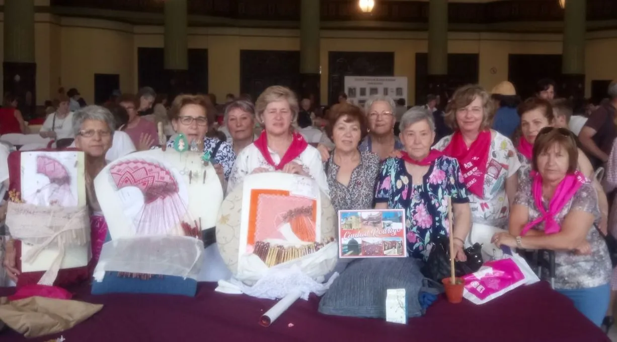 Foto 2 - Encajeras mirobrigenses participan en un encuentro nacional en Sevilla  