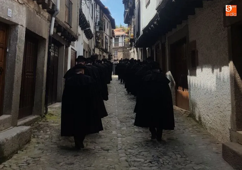 Foto 3 - Los cofrades albercanos honran al Cristo del Sudor